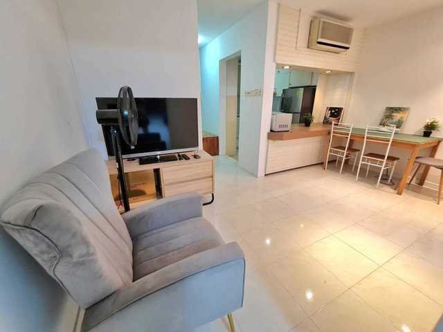 Opposite Somerset MRT - Big Queen Room with outdoor balcony for Rent