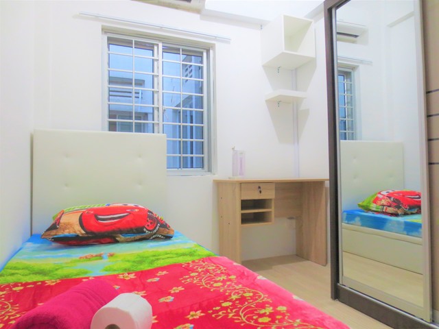BIG window room, heart of tiong bahru. Room code: tbrW