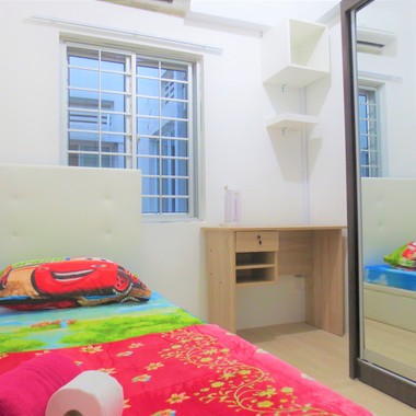 BIG window room, heart of tiong bahru. Room code: tbrW