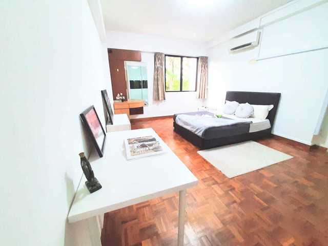 Big Queen Room @ Tiong Bahru MRT