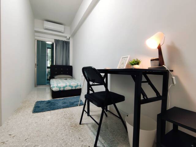 Room for Rent - Mins train ride to Orchard & woodlands