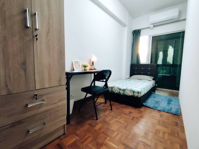 Room for Rent - Mins train ride to Orchard & woodlands