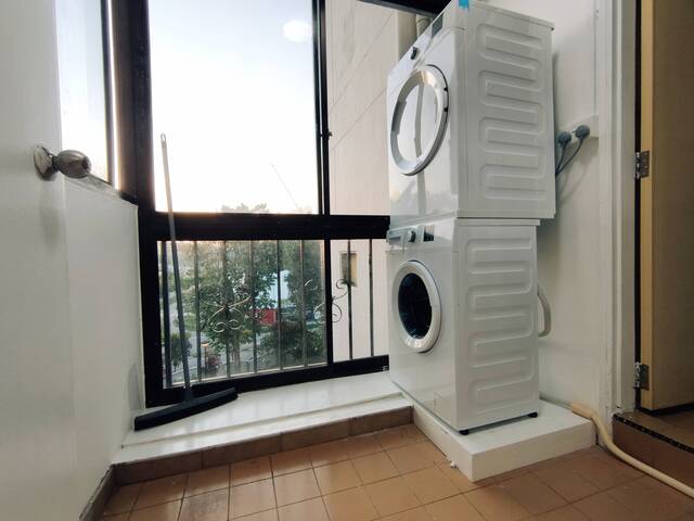 Room for Rent - Mins train ride to Orchard & woodlands