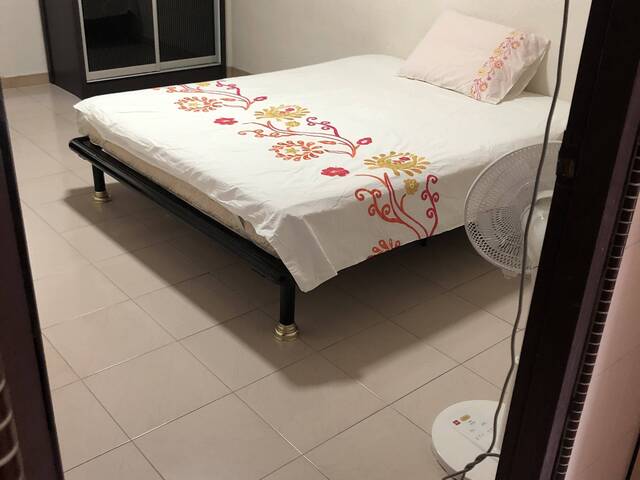NO AGENT FEES ! Big Common bedroom for rent, come & view !