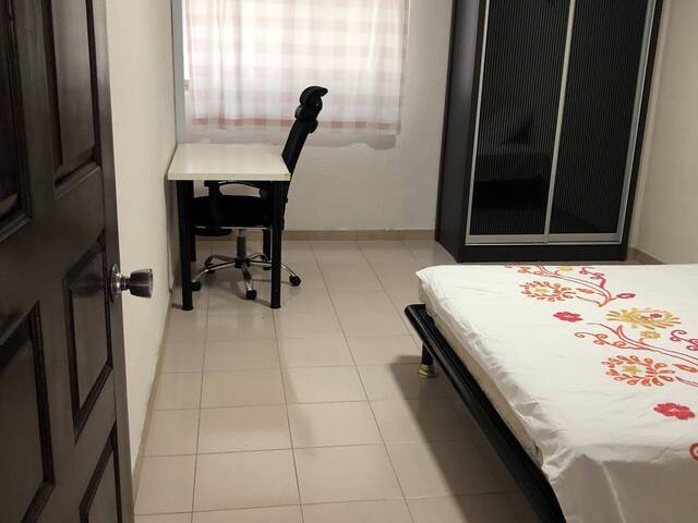 NO AGENT FEES ! Big Common bedroom for rent, come & view !
