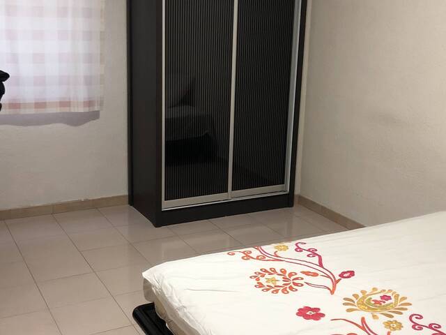 NO AGENT FEES ! Big Common bedroom for rent, come & view !