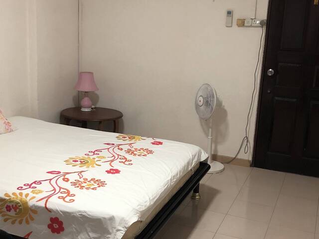 NO AGENT FEES ! Big Common bedroom for rent, come & view !