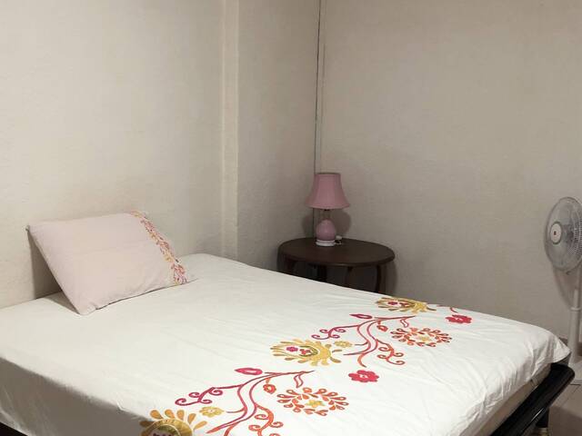 NO AGENT FEES ! Big Common bedroom for rent, come & view !