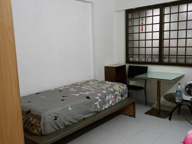 Room for rent Serangoon, Singapore - Shared common room with female tenant