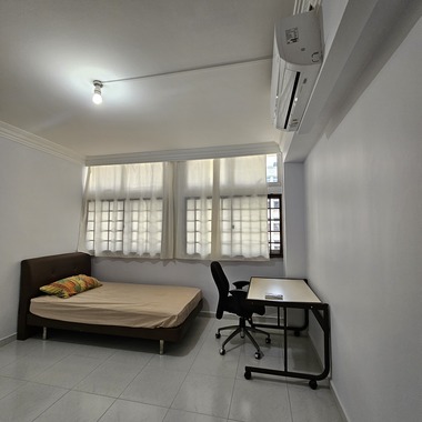 Big common room with Aircon.