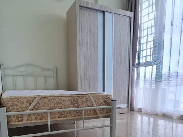 Common room at Lakeshore Condo - NO OWNER