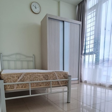 Common room at Lakeshore Condo - NO OWNER