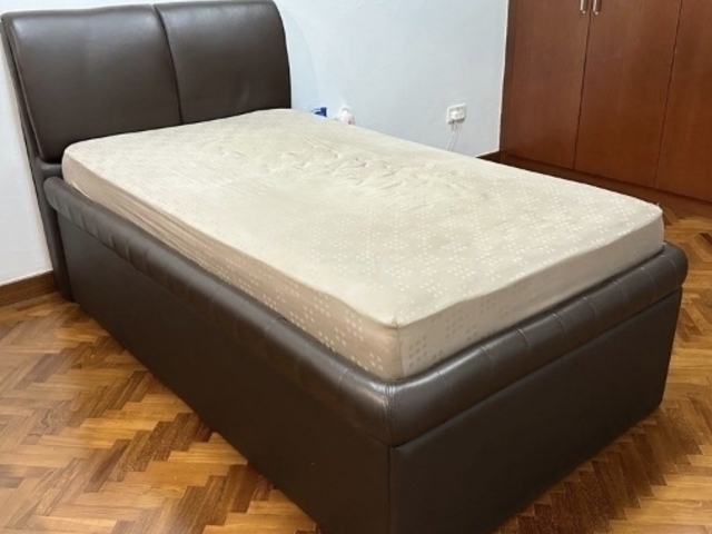 2 mins walk to Admiralty mrt. Big Common room