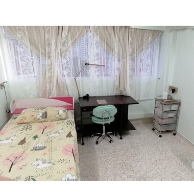 Clementi MRT, Female 1 Pax