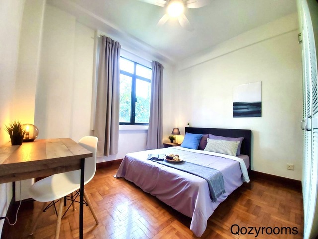 Condo Master Bedroom For Rent in Jurong East Near Chinese Garden MRT