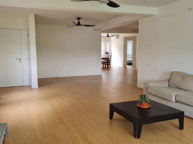 BRIGHT LARGE COMMON ROOM AVAILABLE IN A MASSIVE APARTMENT