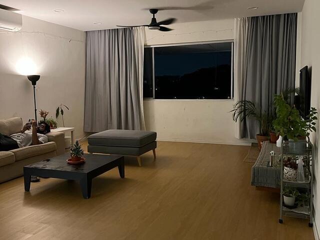 BRIGHT LARGE COMMON ROOM AVAILABLE IN A MASSIVE APARTMENT