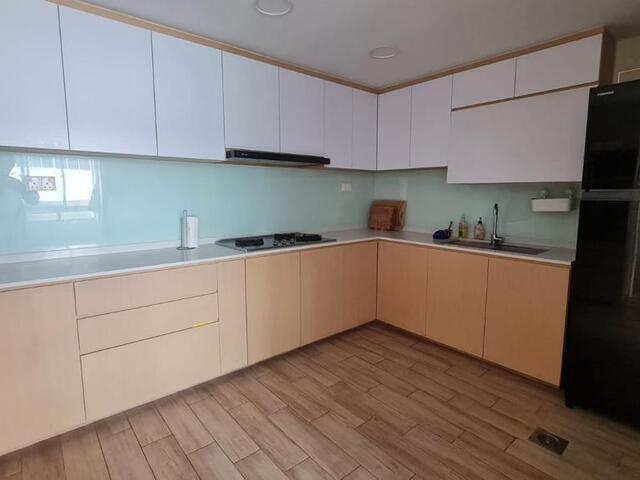 BRIGHT LARGE COMMON ROOM AVAILABLE IN A MASSIVE APARTMENT