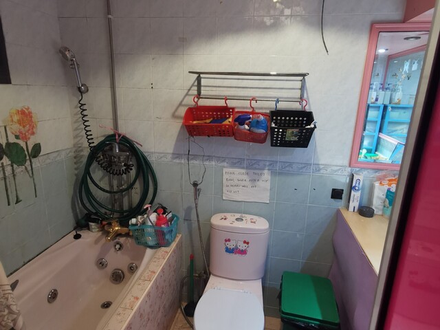 I need a female room mate to stay at  room beside  Tiong Bahru mrt station $575 per month