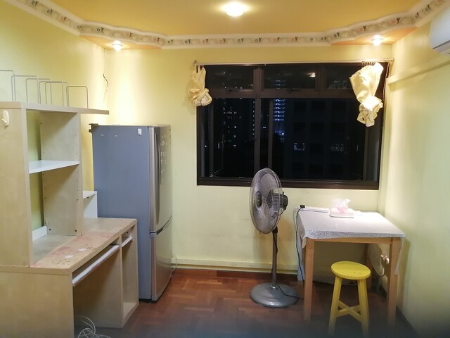 I need a female room mate to stay at  room beside  Tiong Bahru mrt station $575 per month