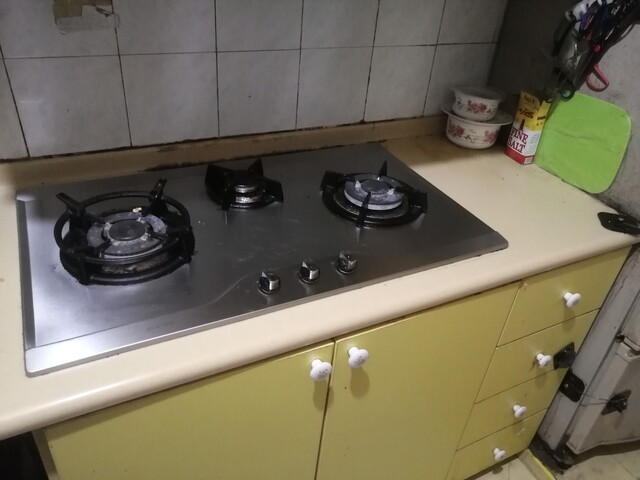 I need a female room mate to stay at  room beside  Tiong Bahru mrt station $575 per month