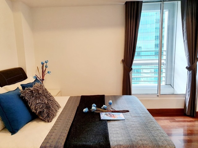 Downtown Core / Central Business District - Furnished 1 bedroom Unit