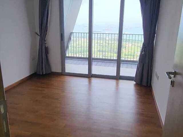 Outdoor Balcony Queen Room @ Shenton Way . Marina bay MRT