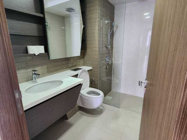 Outdoor Balcony Queen Room @ Shenton Way . Marina bay MRT