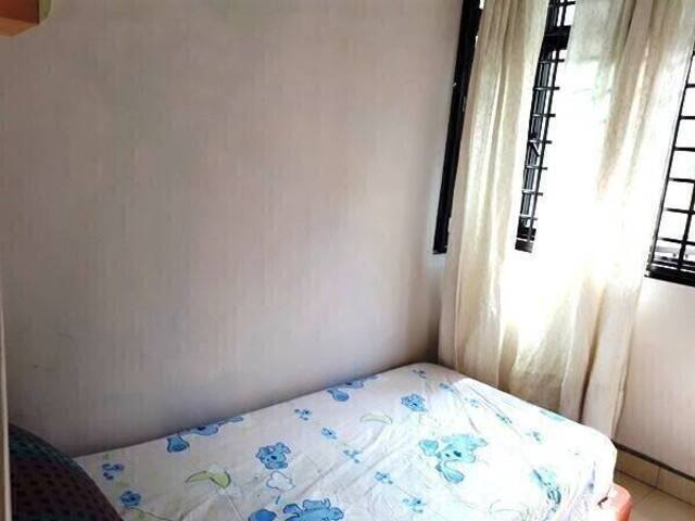 Holland Village/Commonwealth/Bouna Vista, a spacious HDB unit, offers three individual bedrooms.