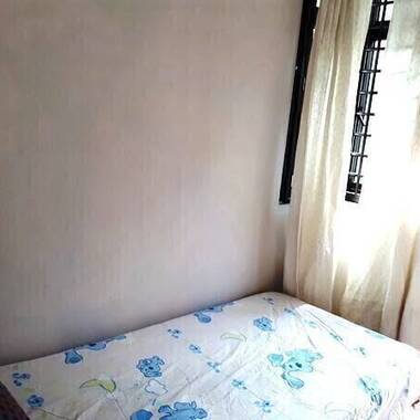 Holland Village/Commonwealth/Bouna Vista, a spacious HDB unit, offers three individual bedrooms.