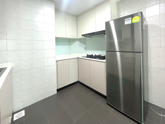 Only for FEMALE CO LIVING , No AGENT FEE ! Cashew MRT blue line, 3 huge malls and coffeeshops beside