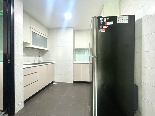 Only for FEMALE CO LIVING , No AGENT FEE ! Cashew MRT blue line, 3 huge malls and coffeeshops beside