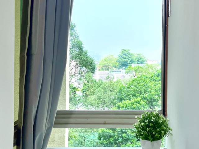 Cashew MRT BLUE LINE & 3 Huge Malls beside20-30mins NUS, S'pore Inst Mgmt. NO LANDLORD .Co LIVING  e