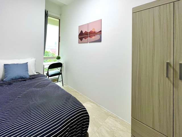 Cashew MRT BLUE LINE & 3 Huge Malls beside20-30mins NUS, S'pore Inst Mgmt. NO LANDLORD .Co LIVING  e