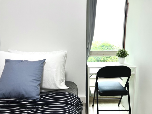 Cashew MRT BLUE LINE & 3 Huge Malls beside20-30mins NUS, S'pore Inst Mgmt. NO LANDLORD .Co LIVING  e