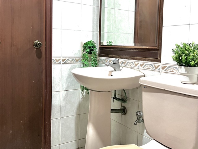 Cashew MRT BLUE LINE & 3 Huge Malls beside20-30mins NUS, S'pore Inst Mgmt. NO LANDLORD .Co LIVING  e