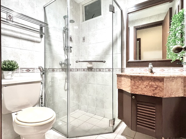 Cashew MRT BLUE LINE & 3 Huge Malls beside20-30mins NUS, S'pore Inst Mgmt. NO LANDLORD .Co LIVING  e