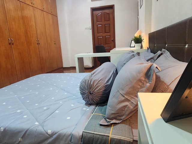 Huge Master Bedroom for rent in Changi Area