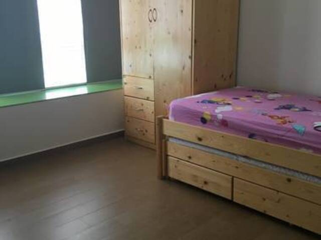 No Live-in Owner. Female Environment. Quiet and Cosy room.