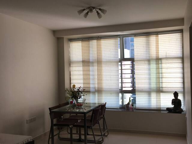 No Live-in Owner. Female Environment. Quiet and Cosy room.