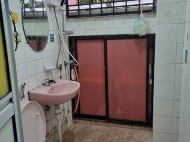 Central Tiong Bahru Road/ Redhill MRT , Share Common Room for Working Female , Av 1 June