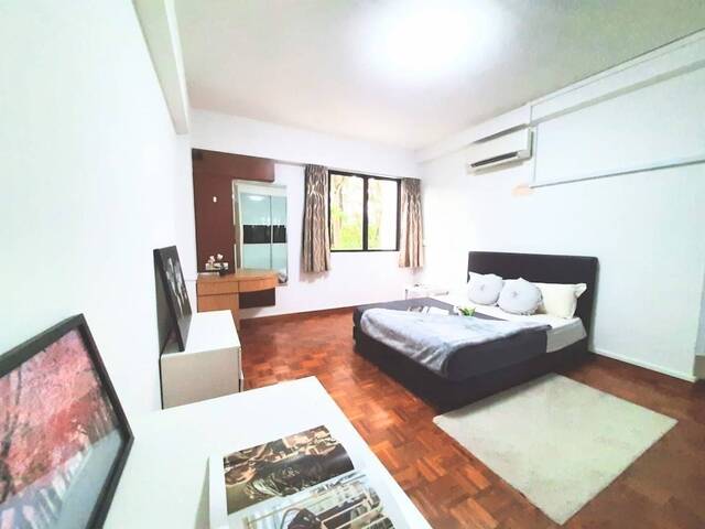Big Master Room @ Central Business District . TIong Bahru MRT!