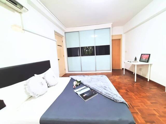 Big Master Room @ Central Business District . TIong Bahru MRT!