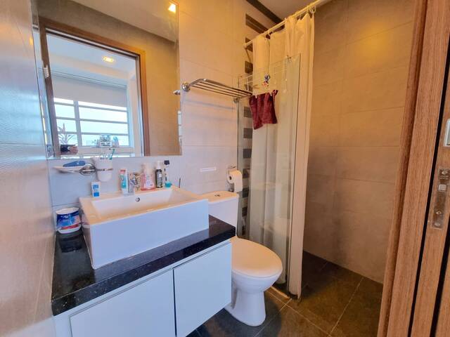 Skyroom with own entrance, rooftop pool & jacuzzi (near MRT)