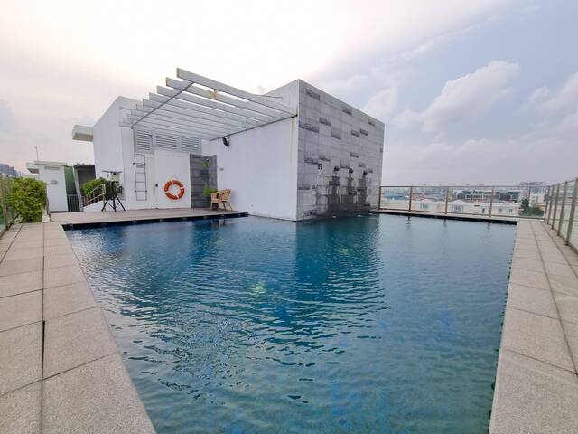 Skyroom with own entrance, rooftop pool & jacuzzi (near MRT)