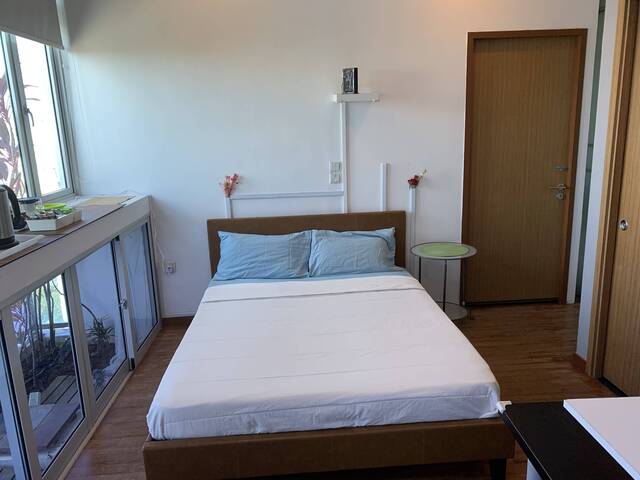 Skyroom with own entrance, rooftop pool & jacuzzi (near MRT)