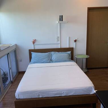 Skyroom with own entrance, rooftop pool & jacuzzi (near MRT)