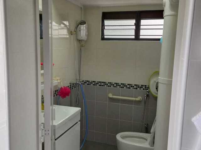 Looking for 1 female tenant to share