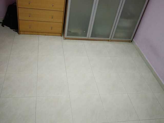 Common room is available for 1 male person sharing in Blk 212 Bukit Batok st 21