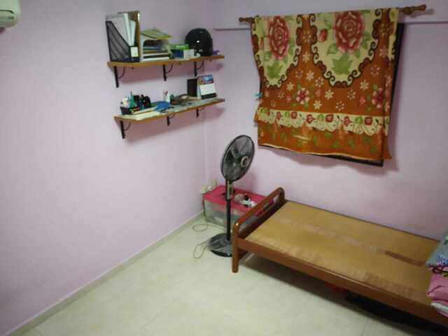 Common room is available for 1 male person sharing in Blk 212 Bukit Batok st 21